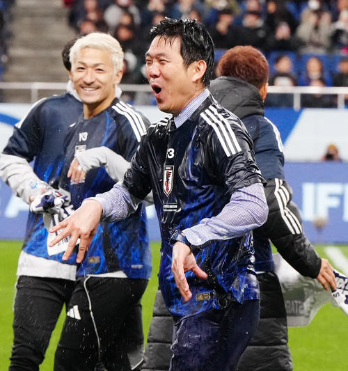 W杯出場を決め、選手たちからウオーターシャワーで祝福された森保監督(撮影・江口和貴)