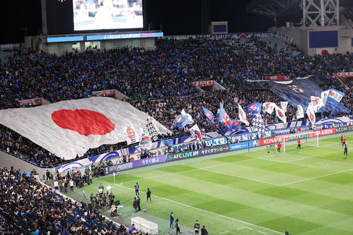 日本対バーレーン 試合前、選手たちがウオーミングアップする中、盛り上がるファン(撮影・宮地輝)