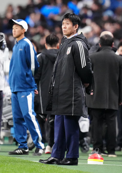 日本対バーレーン 試合前練習を見つめる森保監督(撮影・江口和貴)