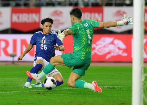 日本対ウルグアイ 後半、勝ち越しゴールを決める塩貝健人(撮影・足立雅史)