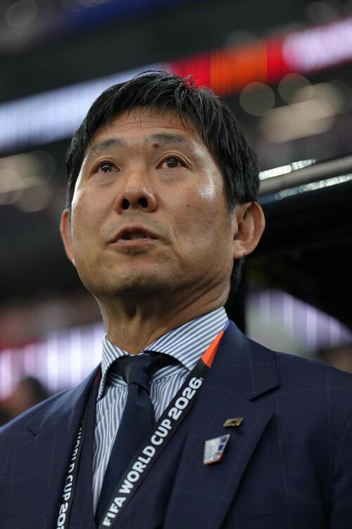 日本対スウェーデン 君が代を斉唱で目を潤ませる森保一監督(撮影・足立雅史)