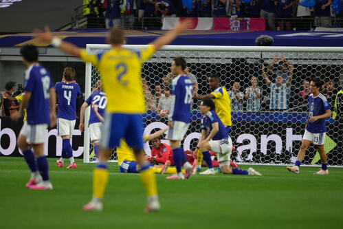 日本対スウェーデン 前半、セーブするGK鈴木彩艶(撮影・足立雅史)