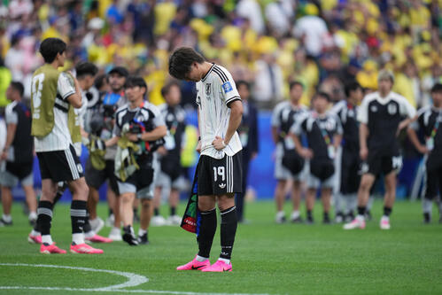 肩を落とす小川航基ら日本代表(AP)