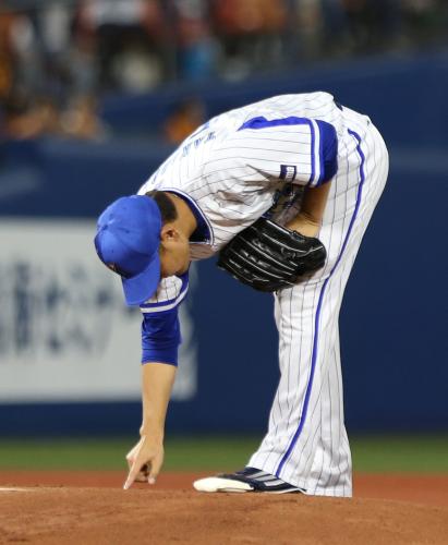 【画像・写真】高橋尚成、ラスト登板は２球で終了　２年先輩・三浦から花束もらい笑顔