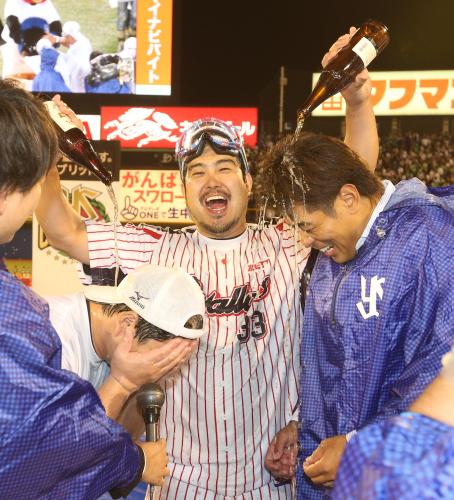 【画像・写真】ヤクルト　ファンと共に！神宮のグラウンドでビールかけ
