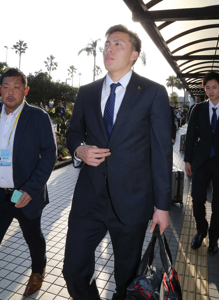 【画像・写真】宮崎空港に到着した田中