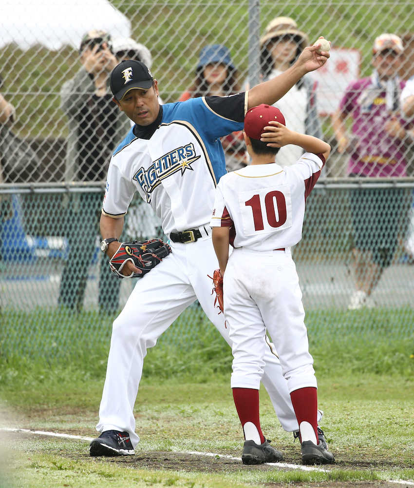 【画像・写真】日本ハム　稲葉篤紀ＳＣＯが小学生を指導「１人でも多くファイターズの選手になって」