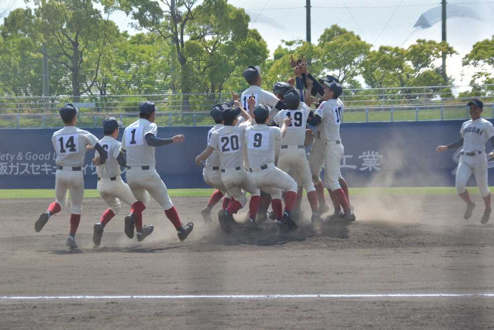 【画像・写真】大商大高が初優勝　プロ注目右腕の上田大が負傷降板も辰巳が好救援
