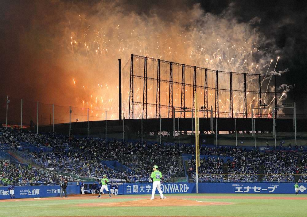 【画像・写真】中日・滝野プロ初安打の祝砲？神宮のヤクルトVS中日戦、花火の煙で試合が一時中断　さらに“風船中断”も
