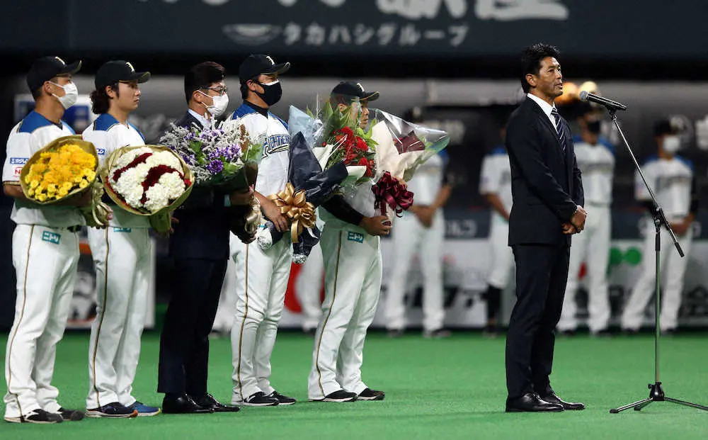 【画像・写真】侍・稲葉監督　日本ハム戦前に凱旋セレモニー「全力で戦い抜いてくれた結果」