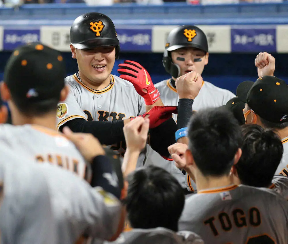 【画像・写真】巨人・岡本和が18戦71打席ぶり39号2ラン「打てて良かった！」　村上の目の前で2打点差に