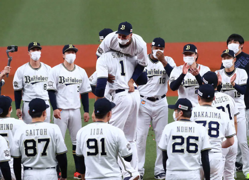 【画像・写真】オリックス・宗「もうちょい泣けるかなと思ったけど、泣けませんでした」　ムードメーカーらしい胴上げに