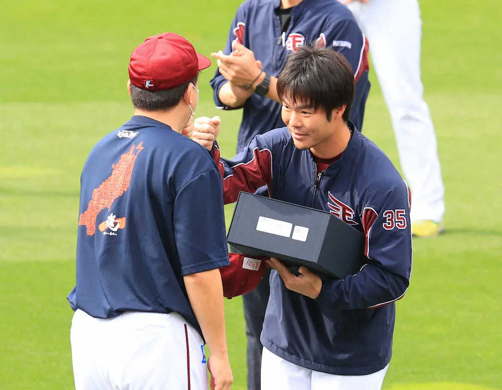 【画像・写真】楽天・島内　打点王で石井監督から高級スニーカープレゼント　推定100万円以上