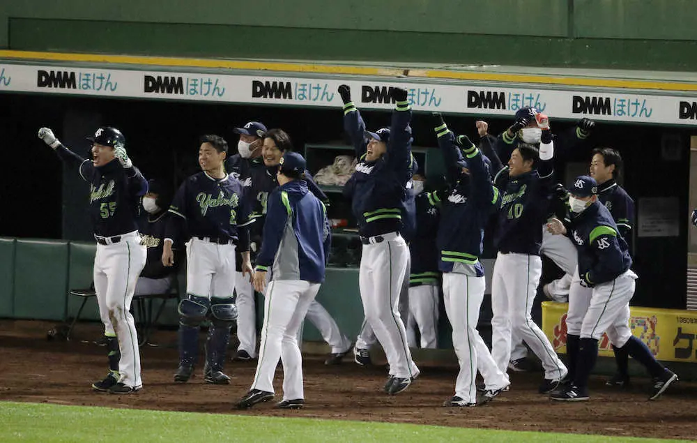 【画像・写真】ヤクルト20年ぶり日本一！　延長12回に“代打の神様”川端が決勝打　マクガフ10回から投げ切った！