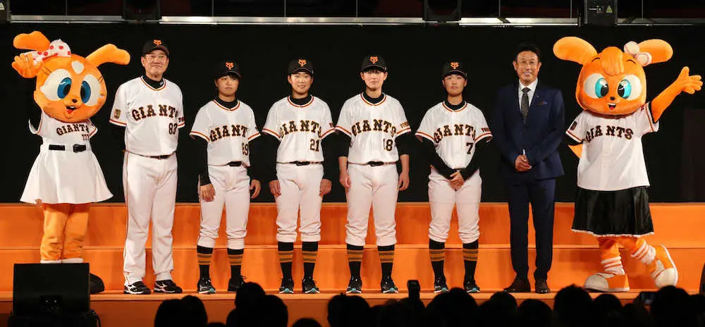 【画像・写真】12月8日に行われた巨人感謝祭で女子野球チーム発表。記念写真に納まる（左から）原監督、島野愛友利、金満梨々那、吉安清、山下陽夏、宮本球団社長付アドバイザー（撮影・森沢裕）