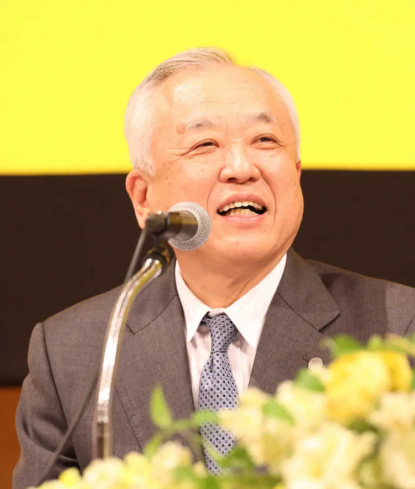 【画像・写真】阪神・藤原オーナー　“金の卵”に熱視線　新入団会見に出席「素晴らしい選手ばかりでございます」