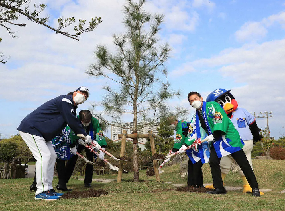 【画像・写真】ヤクルト高津監督　日本一植樹式　浦添市長から連覇を期待