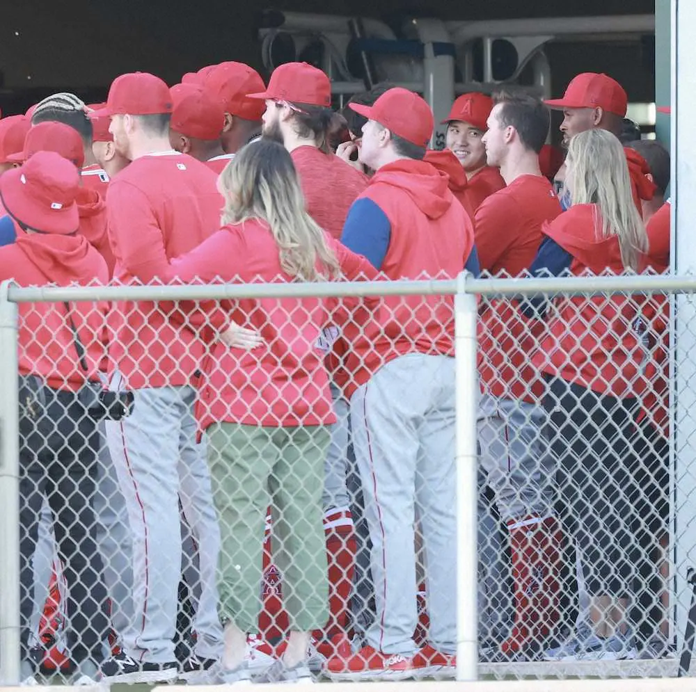 【画像・写真】エンゼルス大谷　キャンプ初日から全開、フリー打撃43スイング中柵越え8本　140メートル特大弾も