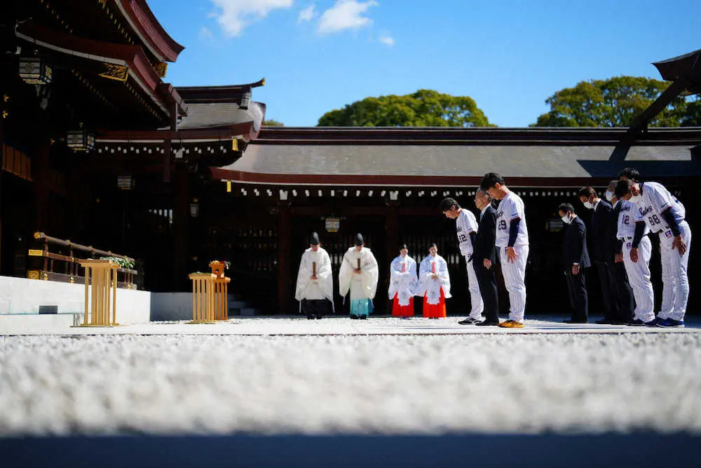 【画像・写真】ヤクルト・ライアン選手会長　恒例の明治神宮参拝で願った「日本一」と「世界平和」