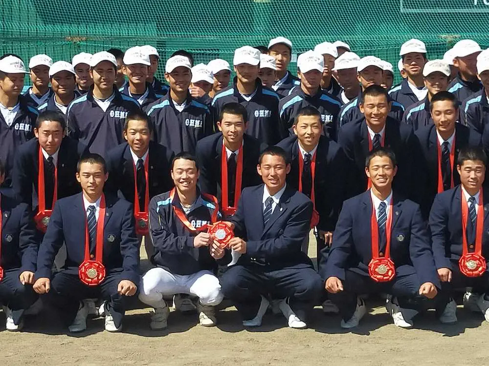 【画像・写真】優勝報告会を行った山田陽翔（下段中央右）ら近江ナイン