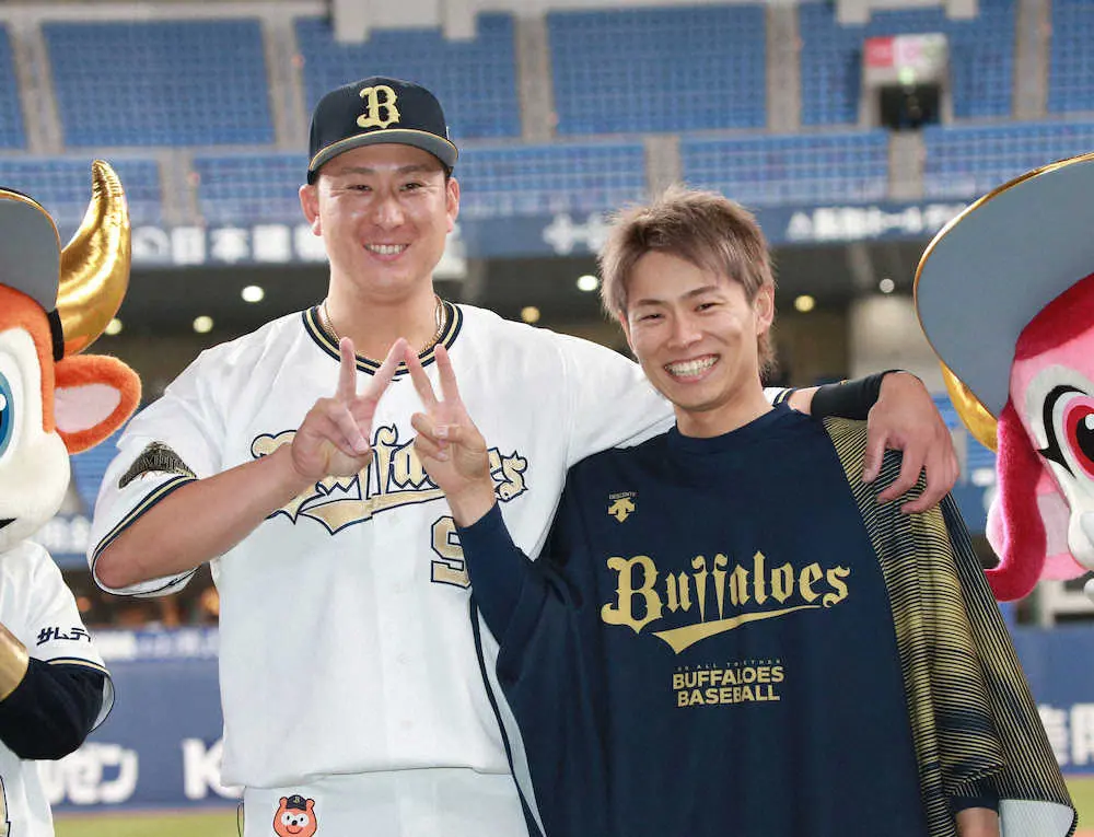 【画像・写真】＜オ・日（1）＞ヒーローインタビューを終え杉本（左）とポーズをとる山岡　（撮影・奥　調）