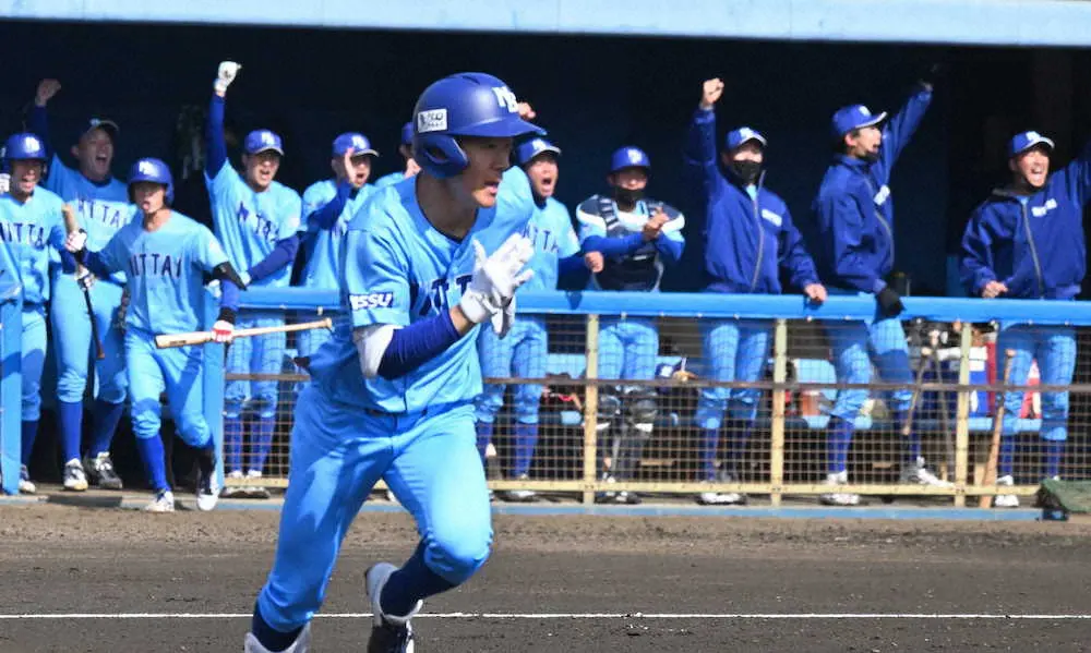 【画像・写真】ドラ1候補の二刀流　日体大・矢沢宏太が「3番・投手」で適時打発進　11球団24人のスカウトが集結