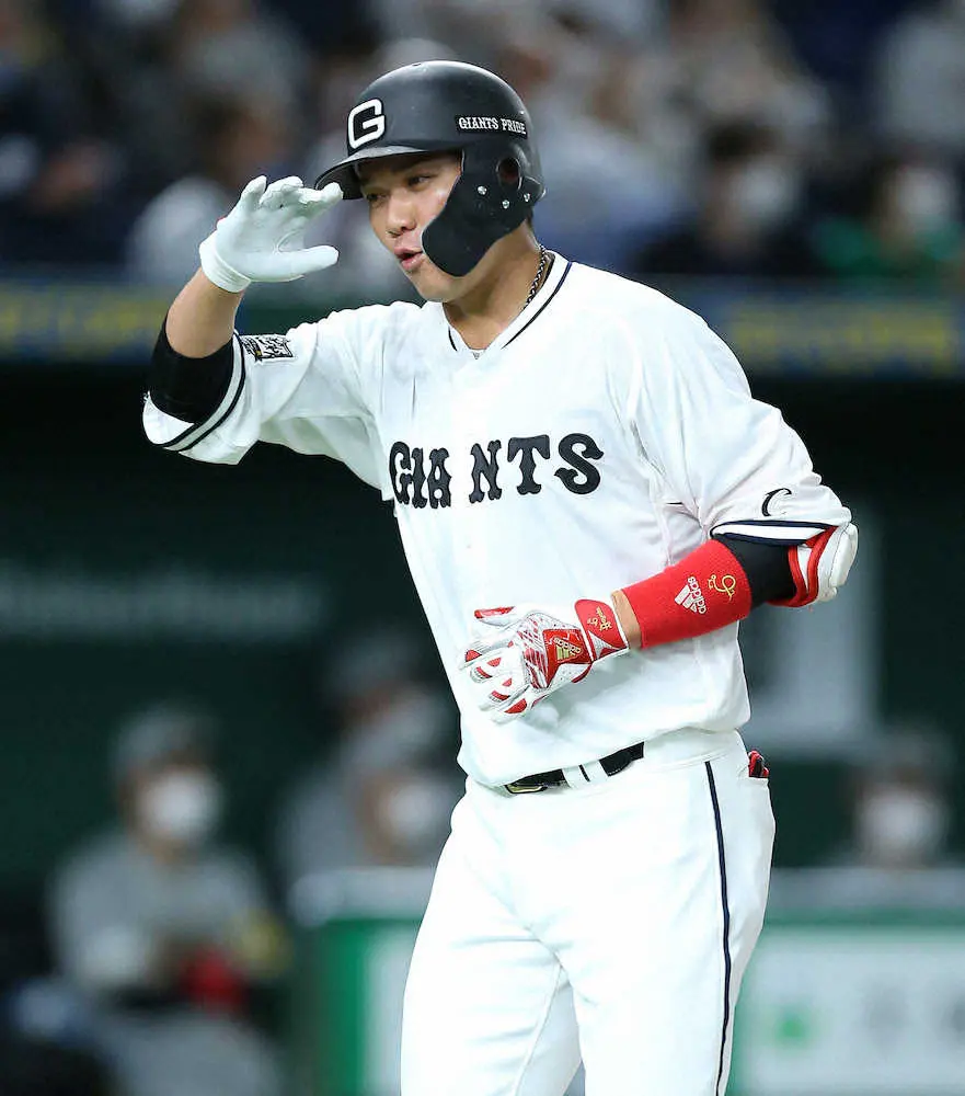 【画像・写真】坂本1号で4連勝!巨人首位タイ浮上　「洲崎の決戦」復刻ユニ…同じ右打者の主将・中島治康に重なる活躍