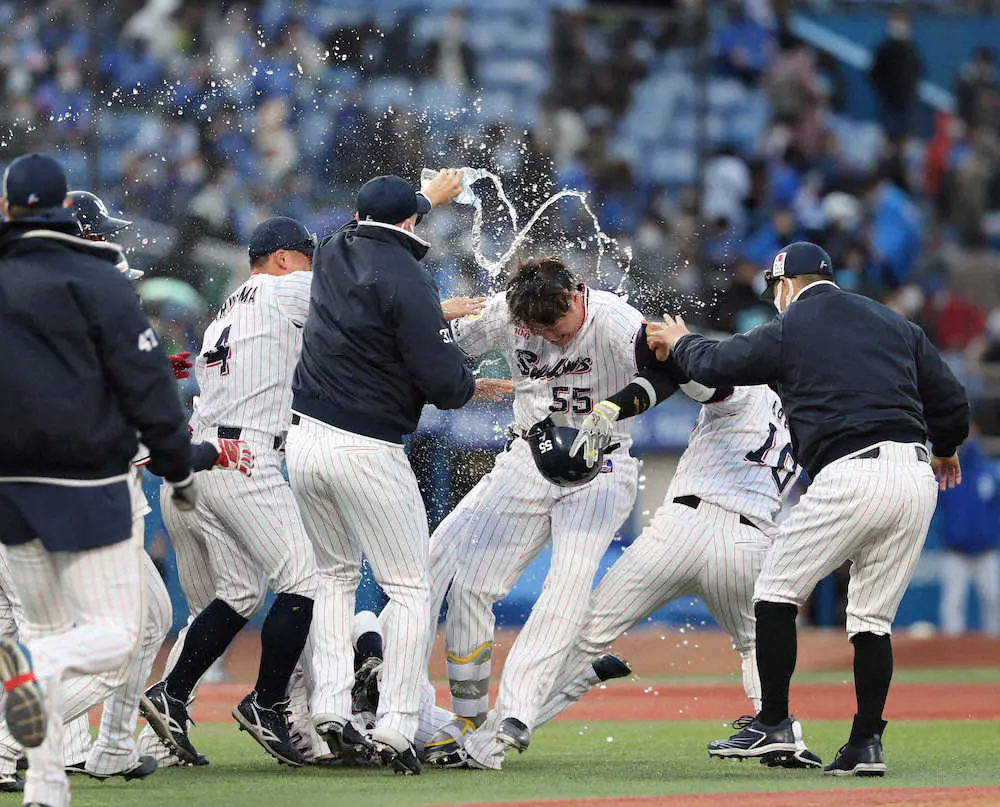 【画像・写真】ヤクルト・村上　延長10回にサヨナラ2塁打「なんとか気持ちで打った」