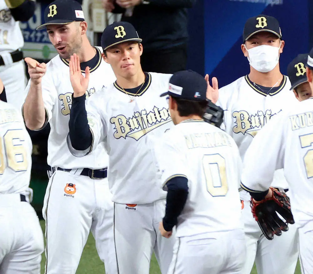 【画像・写真】＜オ・日＞ナインをハイタッチで出迎える山本（撮影・北條　貴史）