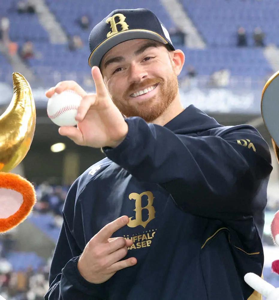 【画像・写真】【隠しマイク】来日初勝利のオリックス・ビドル「チームで一番字が奇麗な人に初勝利って書いてもらうよ」