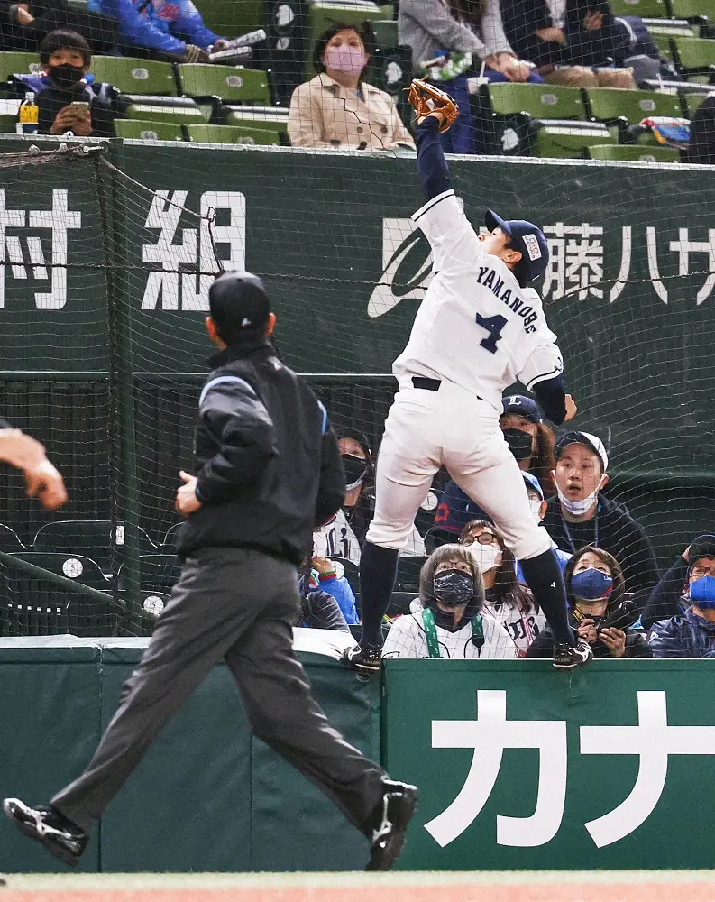 【画像・写真】西武・山野辺　ネット際のフェンス登る“幻のファインプレー”リプレー検証も判定はファウル