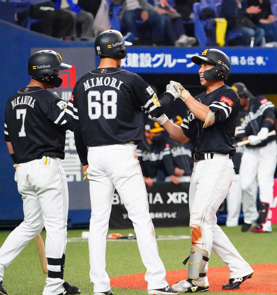 【画像・写真】ソフトバンクの愛鳥家イサミちゃんがバックスクリーンにプロ1号