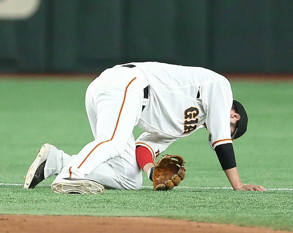 【画像・写真】巨人・坂本　登録抹消…前日守備で右膝じん帯損傷　主将の離脱、チームに大きな痛手