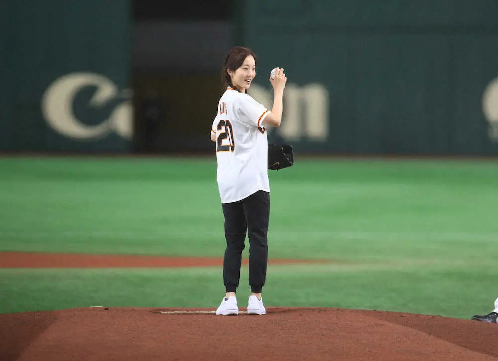 【画像・写真】本田真凜、三つ編みツインテールで始球式「反対に投げそうになったぁぁ」妹・望結の“好きな人”投法で魅了