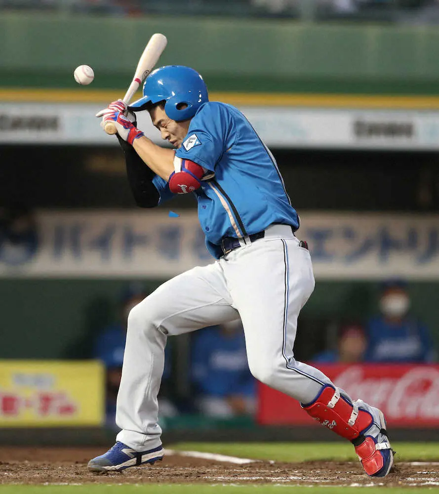【画像・写真】日本ハム・野村佑希　顔面に死球受け途中交代…左頬付近に直撃し出血、ヘルメットにヒビ入る衝撃