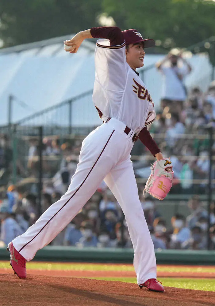 【画像・写真】青森県出身の王林が地元・弘前市で始球式　ノーバン投球に自己採点は「100点。理想の始球式」
