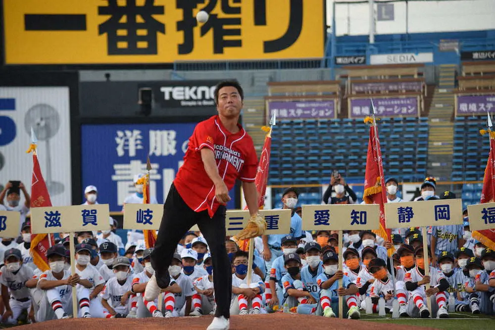 【画像・写真】原クラブの石井主将が宣誓「1球1球仲間とともに全力でプレー」　全日本学童軟式野球開会式