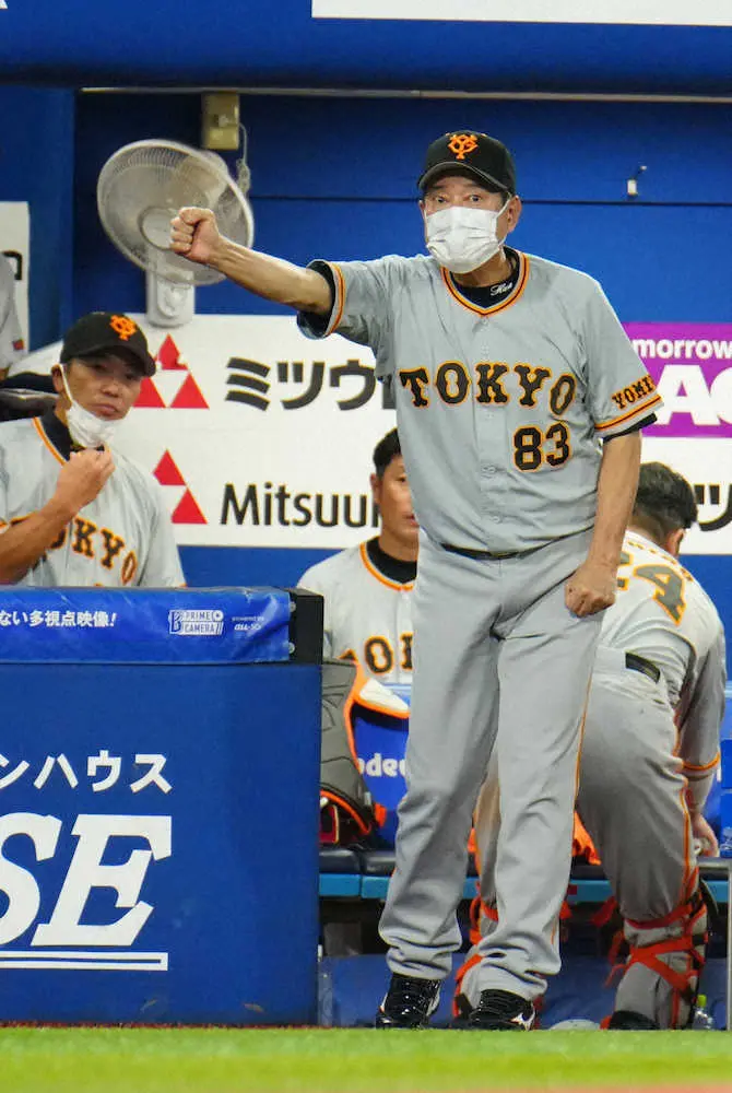 【画像・写真】菅野75日ぶり白星ならず　コロナ陽性から1カ月ぶり復帰も6回3失点　打席へ向かおうとして止められる