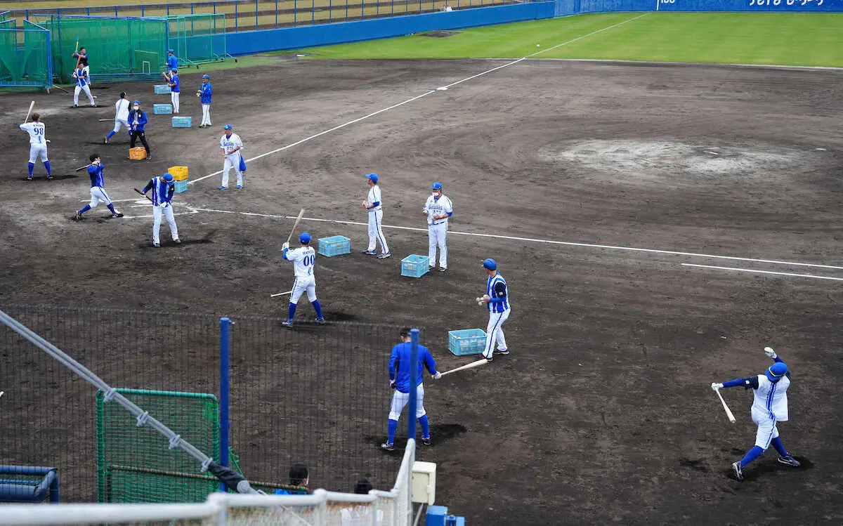 【画像・写真】9人並んで行われたロングティー（撮影・島崎　忠彦）