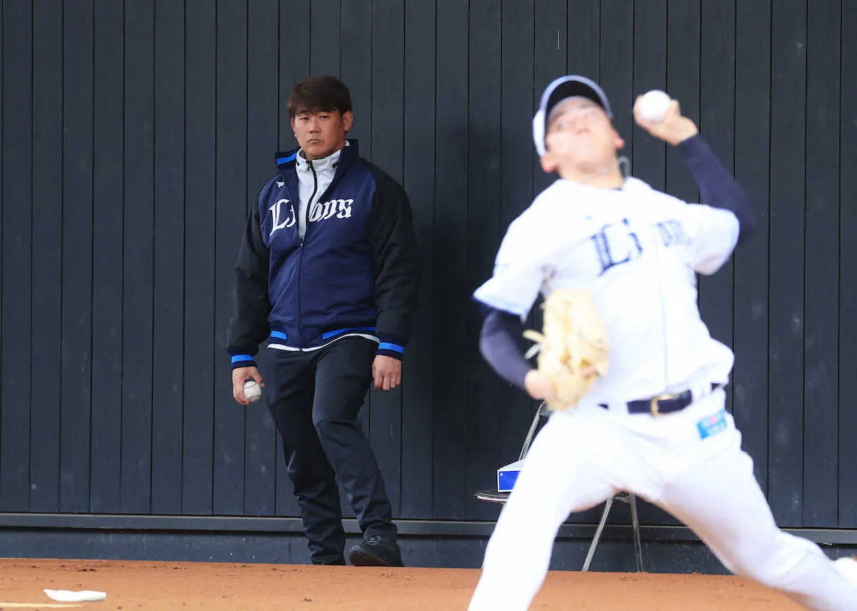 【画像・写真】西武臨時コーチの松坂大輔氏　2年目左腕・佐藤や大曲にブルペンでアドバイス