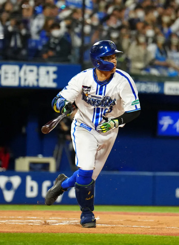 【画像・写真】なぜ戻った?DeNA・関根　二、三塁間で転倒するアクシデントがネットで反響「これ絶対珍プレー」