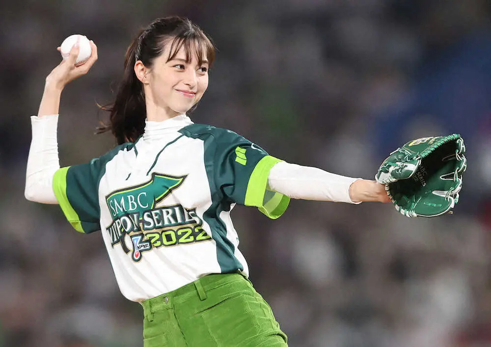 【画像・写真】始球式でフォームが可愛すぎる中条あやみ