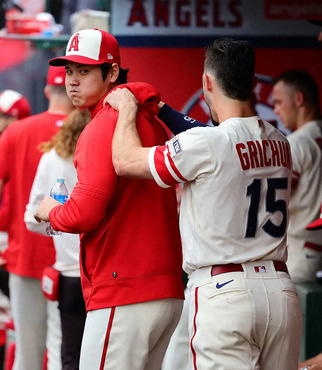 【画像・写真】大谷　2戦連続ベンチ入りでネト、グリチェクに打撃助言　監督「若い選手は翔平の靴下の履き方から見てる」