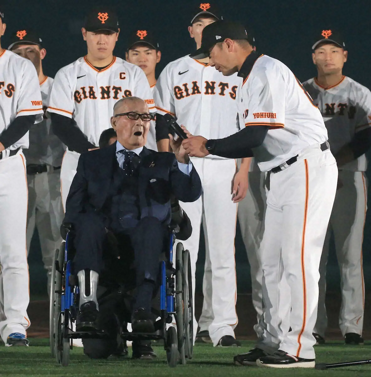 【画像・写真】巨人長嶋茂雄終身名誉監督がファンフェスタに来場　「勝つ、勝つ、勝つ！」で阿部新監督、ナインを鼓舞