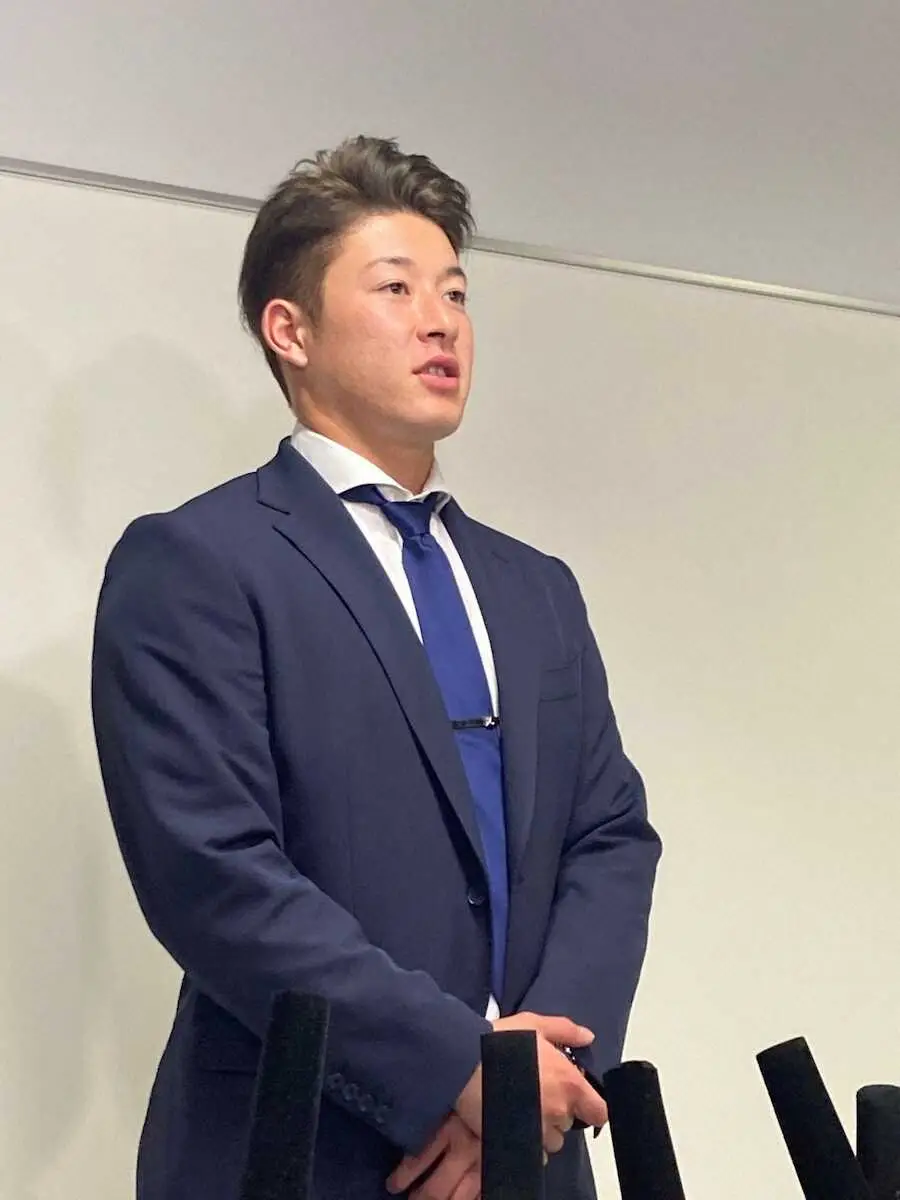 【画像・写真】オリックスへトレード移籍の日本ハム吉田が会見「凄い驚いてます」