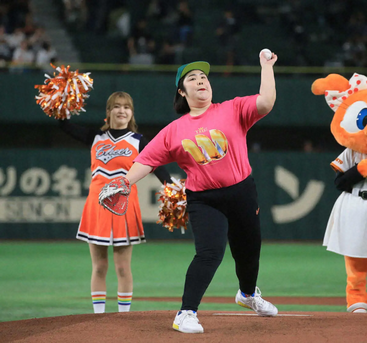 【画像・写真】「紅しょうが」始球式　熊元プロレス「“THE　W”より緊張した」