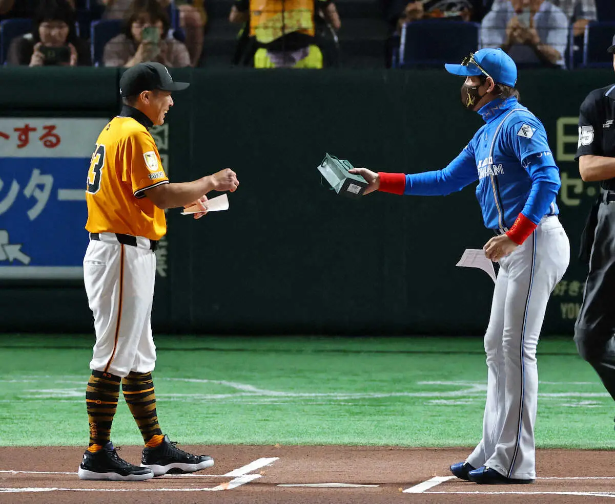 【画像・写真】日本ハム・新庄監督、メンバー交換時に巨人・阿部監督へプレゼント手渡し！前日はハイタッチ