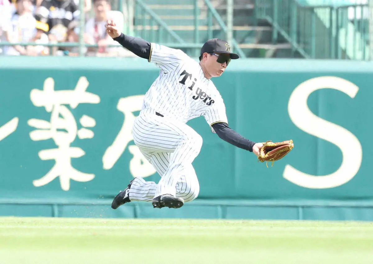 【画像・写真】＜神・ソ（2）＞　5回、秋広の打球を好捕する森下　（撮影・亀井　直樹）　　