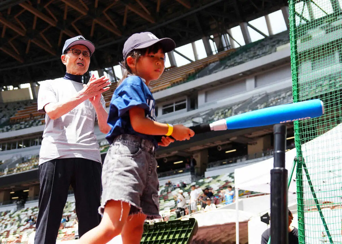 【画像・写真】＜JFAユニクロマルチスポーツキッズイベント＞子どもに拍手を送る王貞治氏（撮影・大城　有生希）