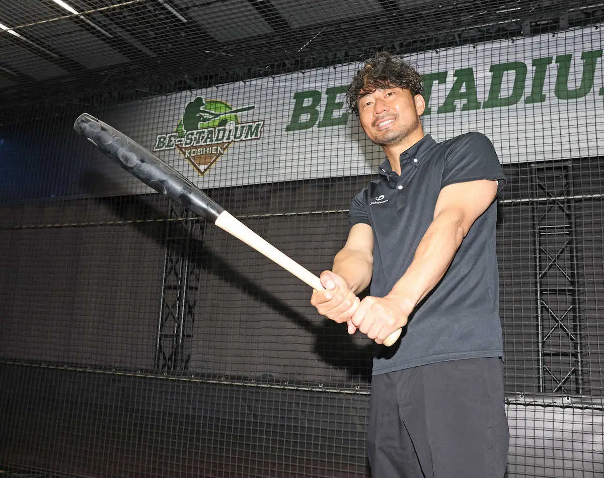 【画像・写真】阪神OB・狩野氏が甲子園歴史館で魚雷バット体験　「子どもにはアリかも」